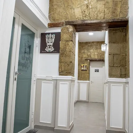 Гостевой дом Le Quattro Porte Di Centro Storico Неаполь