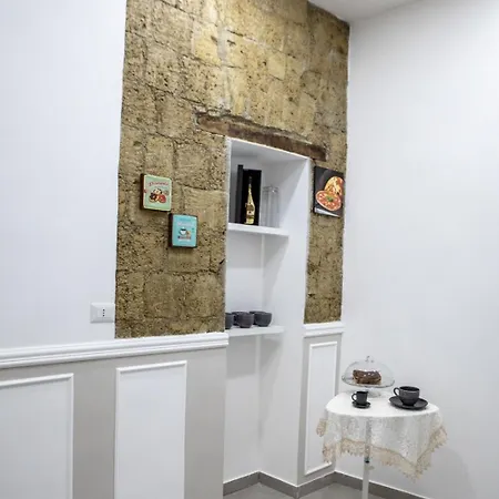 Le Quattro Porte Di Centro Storico Гостевой дом Неаполь